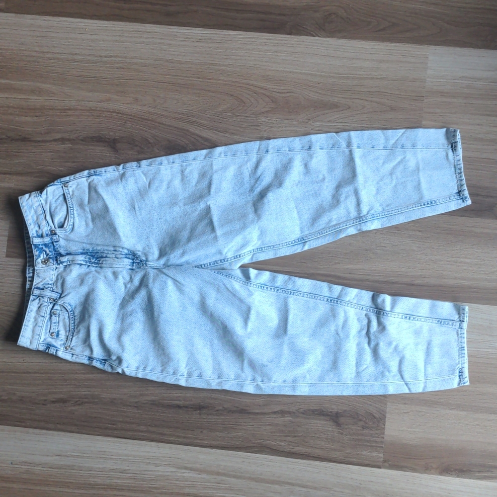 HIGH WAISTED LIGHT WASH JEANS